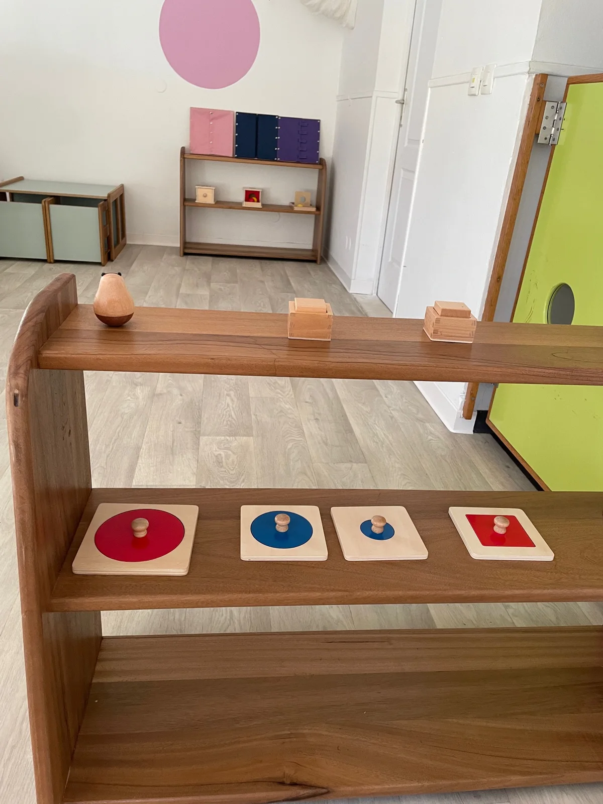 Encastrements Montessori sur une étagère basse en bois, à la micro-crèche Pitchou d’Étang-Salé-les-Hauts